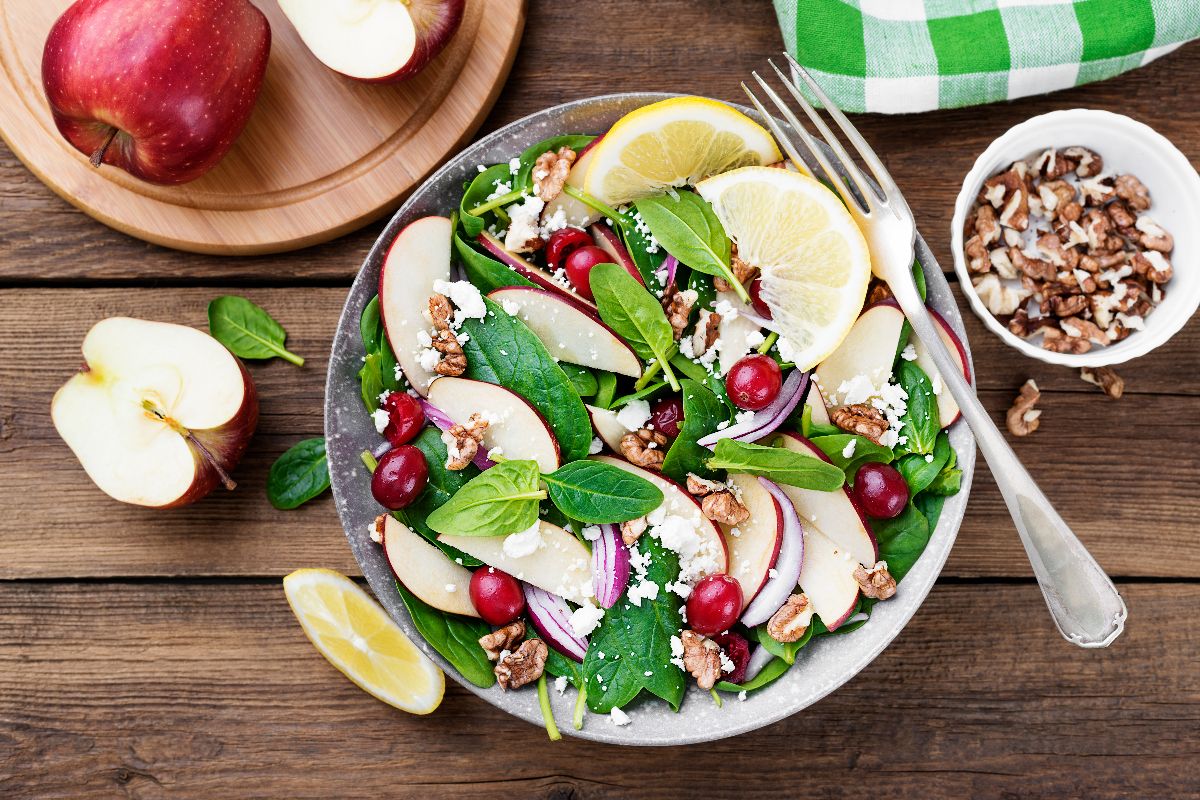 Apple-ham salad with blue cheese dressing - Eisberg