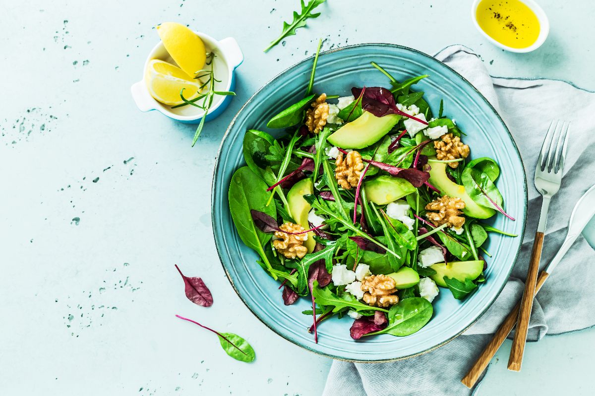 Walnut-Feta green salad - Eisberg