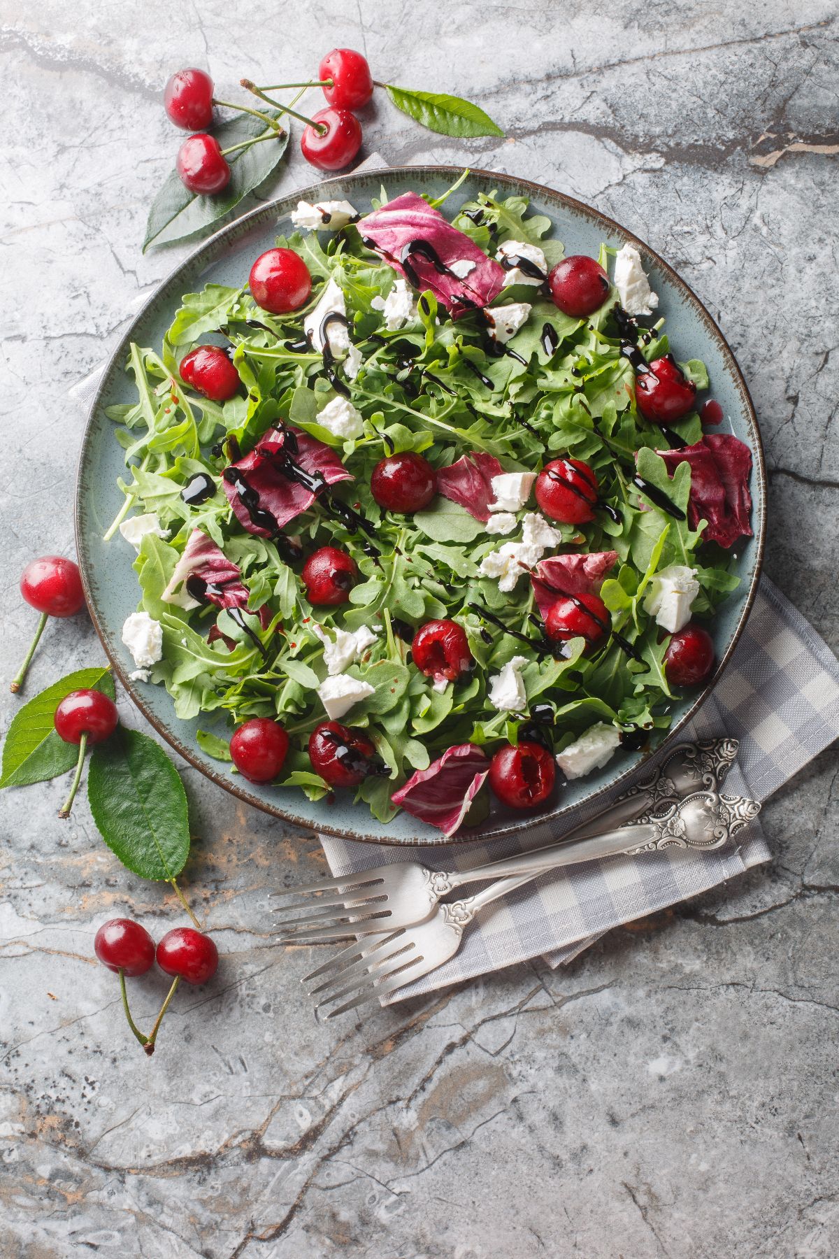 Salad with forest fruit dressing with goat cheese - Eisberg
