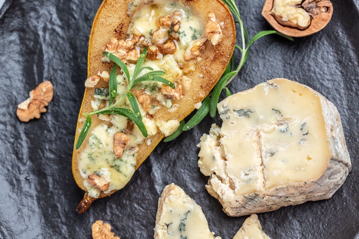 Pear stuffed with walnut cheese cream with bird's bean salad - Eisberg