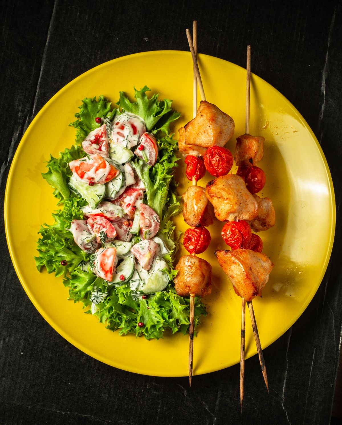 Pomelo salad with chicken skewers - Eisberg