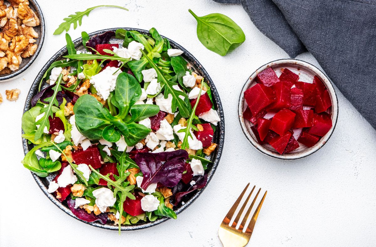 Baked beetroot salad with apple and goat cheese - Eisberg