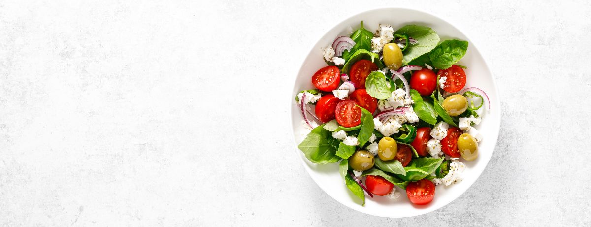 Feta spring salad with spicy dressing - Eisberg